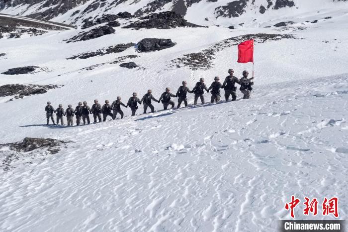 春節(jié)期間，西藏軍區(qū)山南軍分區(qū)某邊防團官兵踏雪巡邊?！〉┰鰰x美 攝