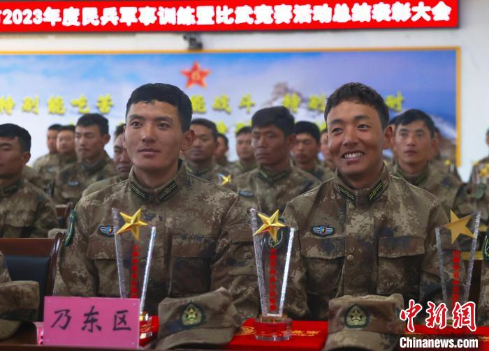表彰大會上，獲獎選手開心瞬間。　吳蒙昆 攝