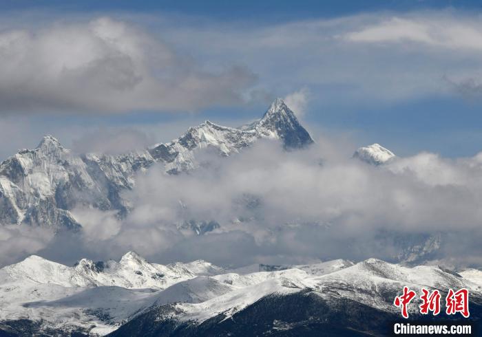2月17日，西藏林芝色季拉山觀景臺拍到的南迦巴瓦峰。　李林 攝