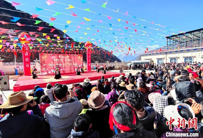 文藝活動全景?！∶⒖悼h委宣傳部供圖