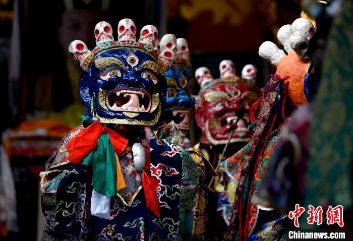 2月19日，楚布寺僧人們佩戴面具準(zhǔn)備參加跳神活動(dòng)?！±盍?攝