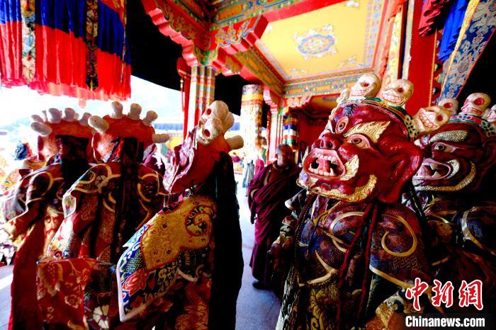 2月19日，楚布寺僧人們佩戴面具準(zhǔn)備參加跳神活動(dòng)?！±盍?攝