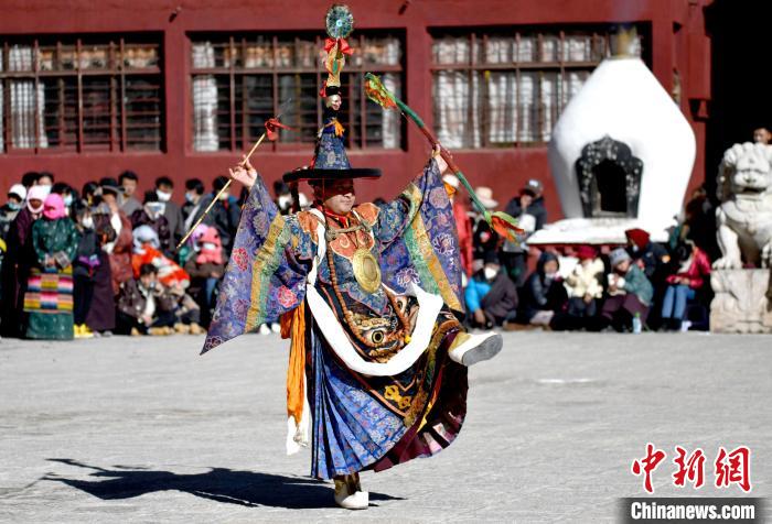 2月19日，楚布寺僧人參加跳神活動(dòng)?！±盍?攝