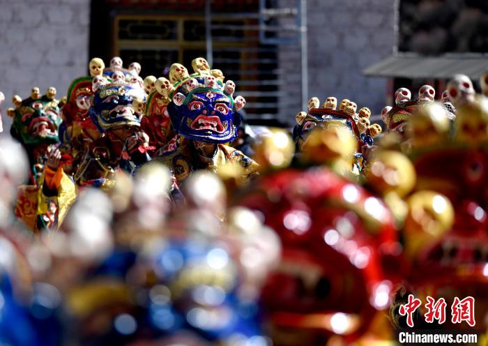 2月19日，楚布寺僧人們佩戴面具參加跳神活動(dòng)?！±盍?攝