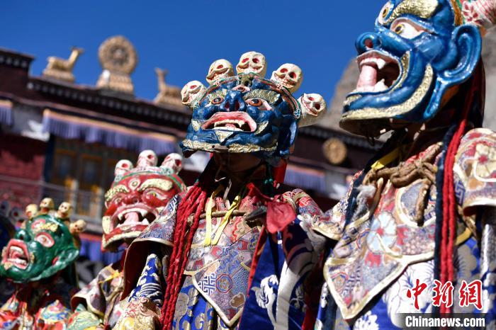 2月19日，楚布寺僧人們佩戴面具參加跳神活動(dòng)?！±盍?攝