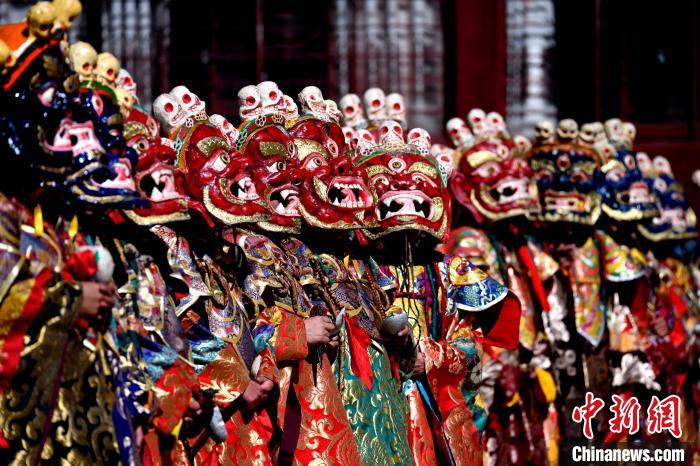 2月19日，楚布寺僧人們佩戴面具參加跳神活動(dòng)。　李林 攝