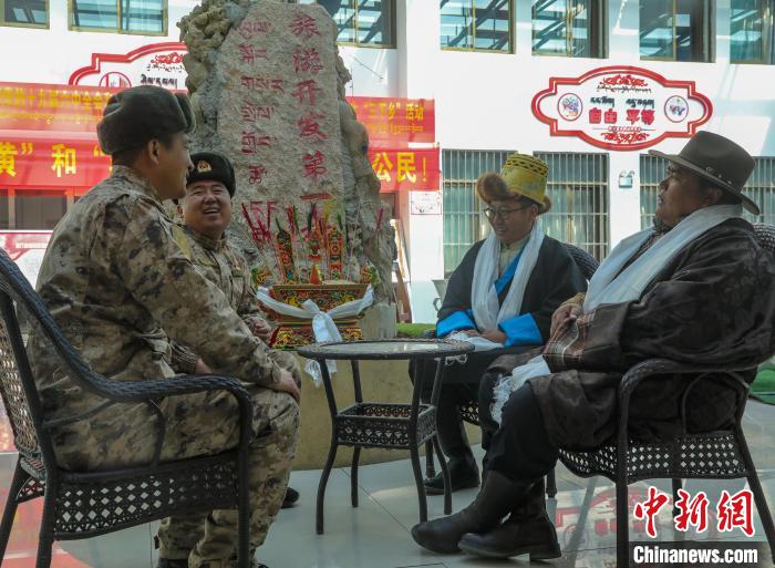 圖為阿里軍分區(qū)某邊防團官兵與駐地群眾拉家常。　劉曉東 攝