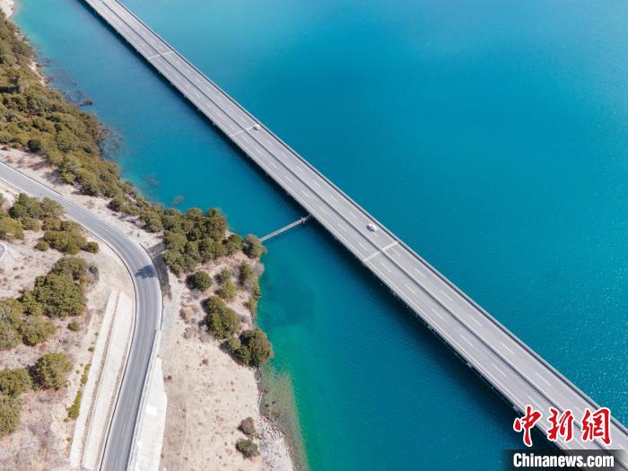 圖為西藏林拉高等級公路多布湖段風光?！〗w波 攝