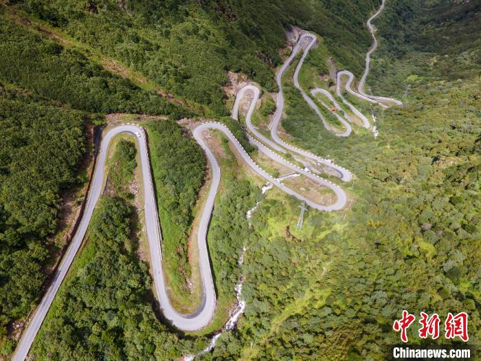 圖為西藏山南錯那縣的盤山公路，錯那縣被命名為全國“四好農(nóng)村路”示范縣。　江飛波 攝