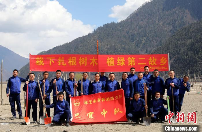 林芝市巴宜區(qū)森林消防中隊(duì)志愿服務(wù)隊(duì)合影留念?！∥骼@拉翁 攝