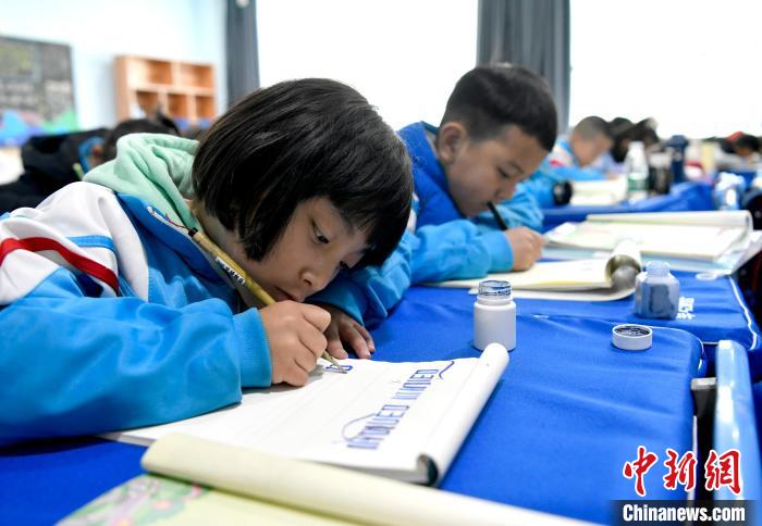 3月14日，西藏拉薩市第一小學一年級六班的學生們在藏語文課上書寫藏文。　李林 攝