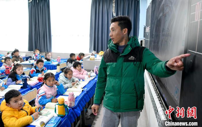 3月14日，西藏拉薩市第一小學藏語文老師拉巴次仁在課堂上?！±盍?攝