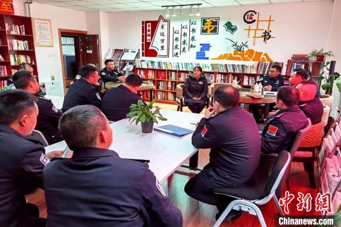 圖為亞東出入境邊防檢查站民警與銀行業(yè)務(wù)人員進(jìn)行金融知識深入交流?！『?攝