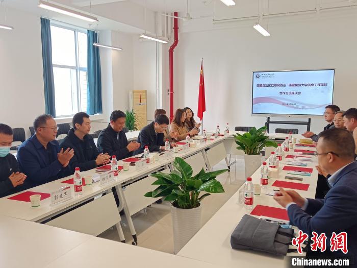 圖為座談會(huì)議現(xiàn)場(chǎng)?！「裆?攝