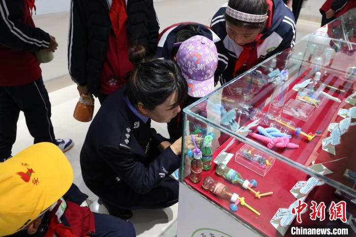 圖為亞東邊檢站民警為駐地小學生開展禁毒教育。　胡利媛 攝