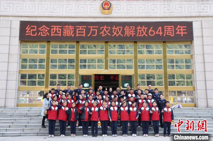 圖為亞東邊檢站民警代表與駐地小學師生代表合影留念?！『?攝