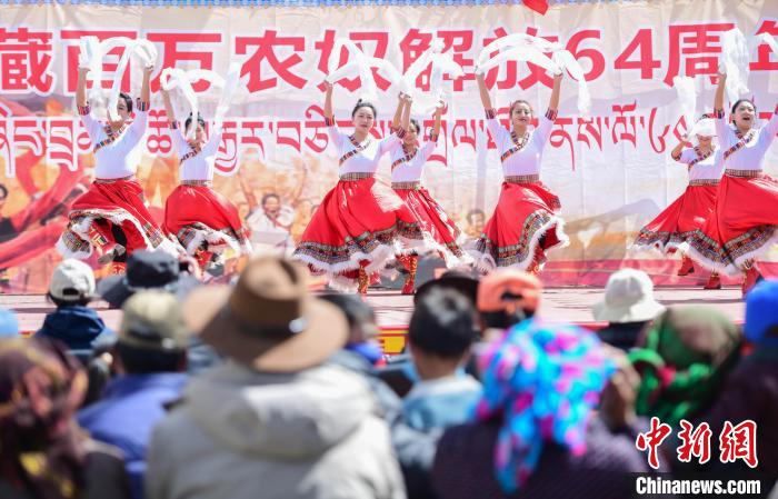 圖為墨竹工卡縣龍珠崗村，文藝演出現(xiàn)場(chǎng)。　貢嘎來(lái)松 攝
