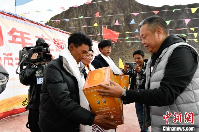 圖為墨竹工卡縣龍珠崗村，慰問(wèn)活動(dòng)現(xiàn)場(chǎng)?！∝暩聛?lái)松 攝