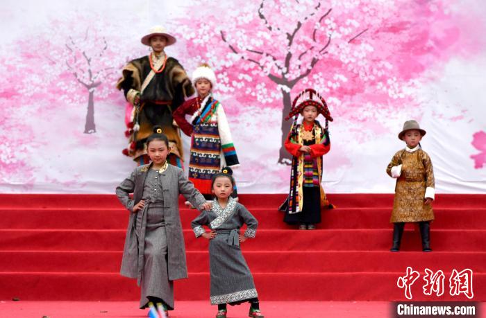 3月28日，西藏林芝第二十屆桃花旅游文化節(jié)開幕式上的文藝表演。　李林 攝