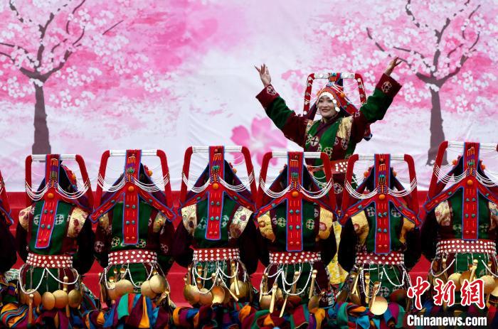 3月28日，西藏林芝第二十屆桃花旅游文化節(jié)開幕式上的文藝表演?！±盍?攝