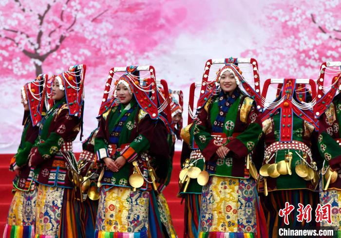 3月28日，西藏林芝第二十屆桃花旅游文化節(jié)開幕式上的文藝表演。　李林 攝