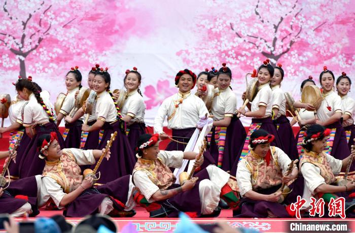 3月28日，西藏林芝第二十屆桃花旅游文化節(jié)開幕式上的文藝表演?！±盍?攝