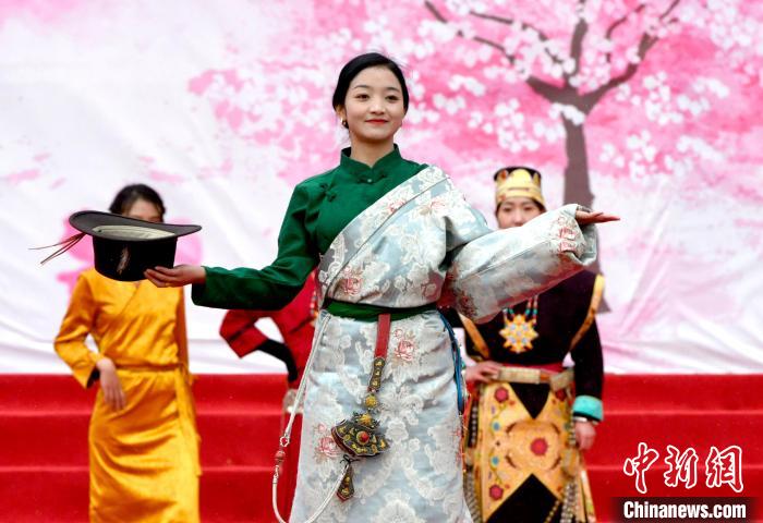 3月28日，西藏林芝第二十屆桃花旅游文化節(jié)開幕式上的文藝表演。　李林 攝