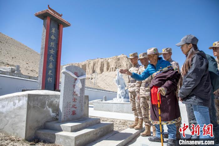 圖為在西藏阿里地區(qū)札達縣烈士陵園，82歲的次仁南杰老人為軍民代表講述新舊西藏的變化?！詵| 攝