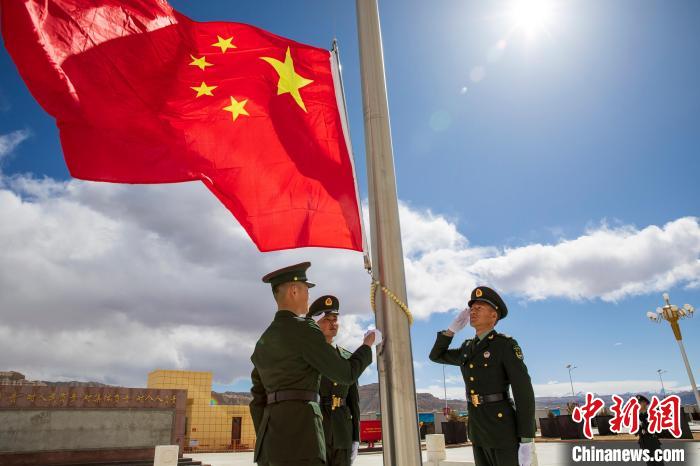 圖為在西藏阿里地區(qū)札達縣，軍民共同舉行升國旗儀式，慶祝西藏百萬農(nóng)奴解放紀念日?！詵| 攝