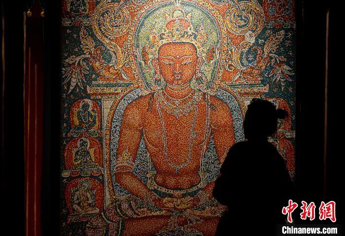 3月31日，觀眾欣賞展覽中的作品?！±盍?攝