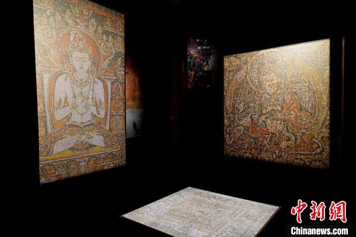 3月31日，觀眾欣賞展覽中的作品?！±盍?攝
