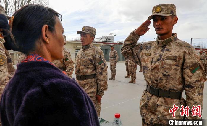 圖為列兵扎西加央向母親敬禮?！詵| 攝