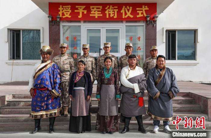 圖為列兵代表與親人合影留念?！詵| 攝