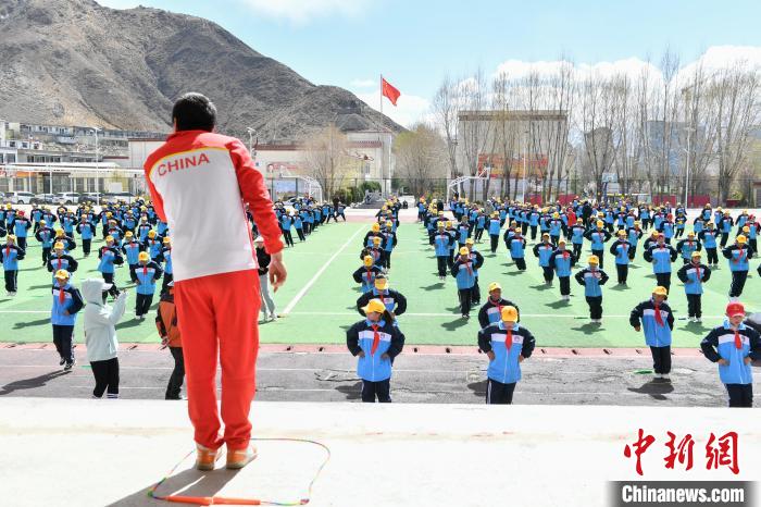圖為學(xué)生在跳繩教練齊景龍的指導(dǎo)下做準(zhǔn)備運(yùn)動?！∝暩聛硭?攝