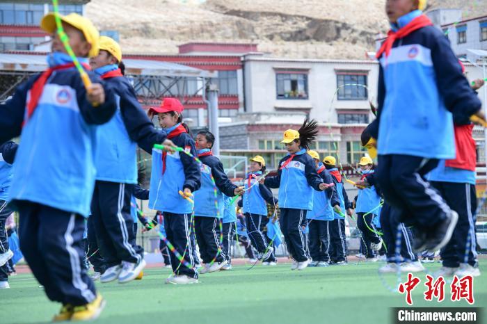 圖為學(xué)生正在練習(xí)跳繩?！∝暩聛硭?攝