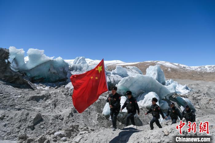 4月5日，普瑪江塘邊境派出所民輔警巡邏至四零冰川附近。　江飛波 攝