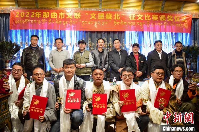 圖為獲獎(jiǎng)人員合影留念?！∝暩聛硭?攝