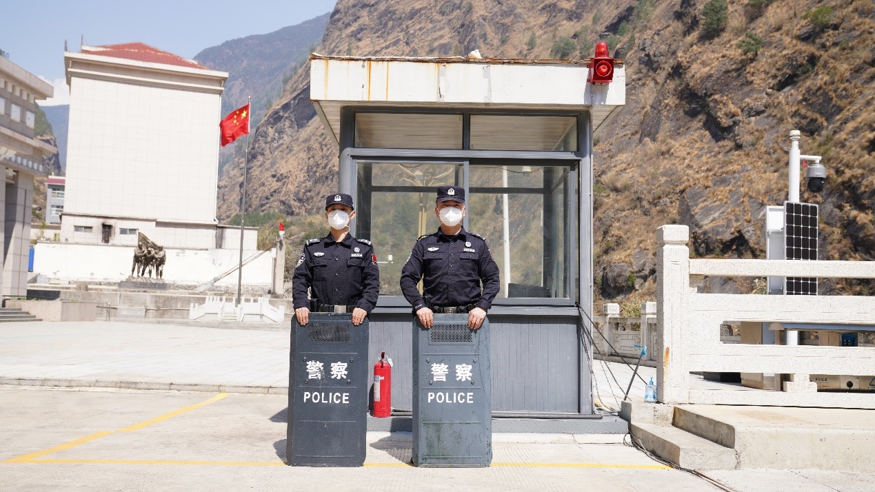 吉隆口岸移民管理警察正在執(zhí)勤。人民網(wǎng)記者 唐宋攝