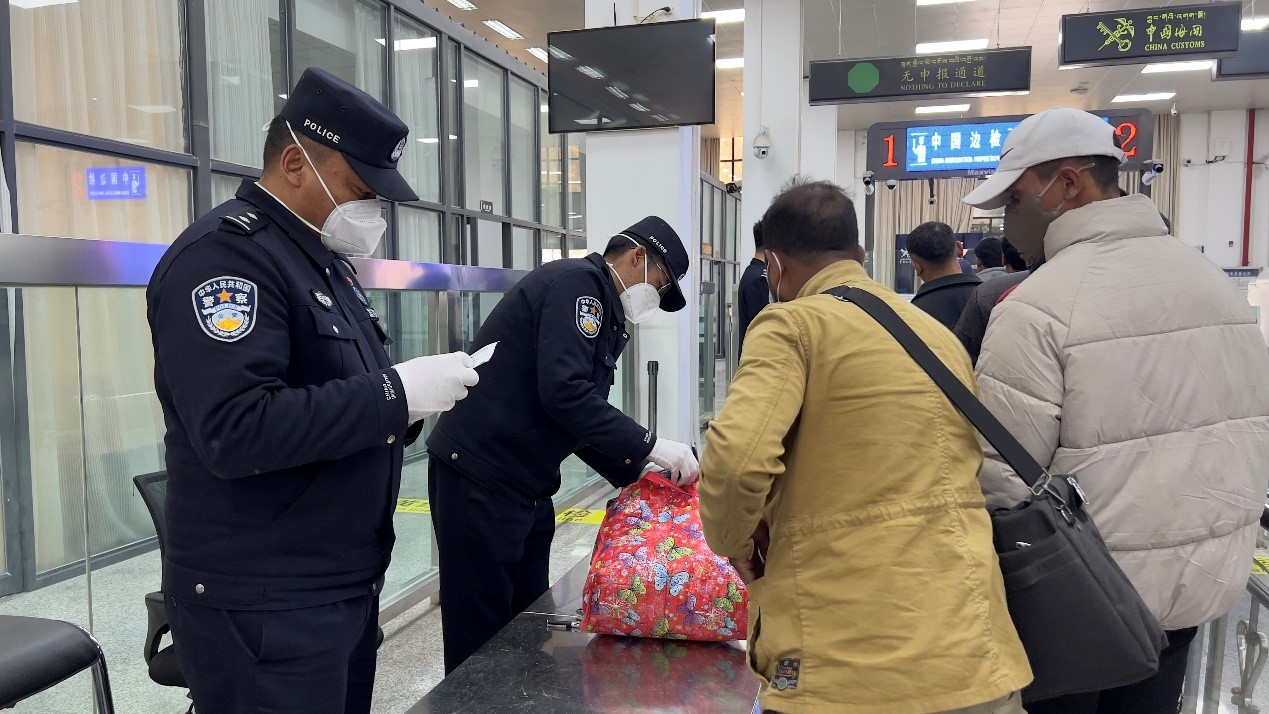 吉隆口岸移民管理警察正在對行李物品進(jìn)行檢查。人民網(wǎng)記者 唐宋攝