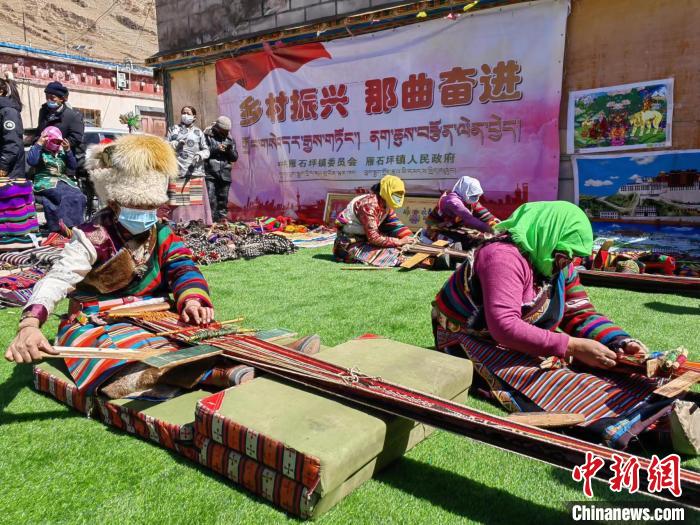 圖為2022年，安多縣雁石坪鎮(zhèn)“鄉(xiāng)村振興那曲奮進”編織技藝比賽現(xiàn)場。資料圖 那曲市“鄉(xiāng)村振興 那曲奮進”活動辦供圖