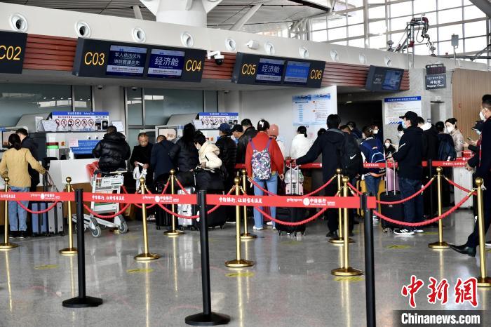 圖為旅客辦理登機手續(xù)?！≈芎?攝