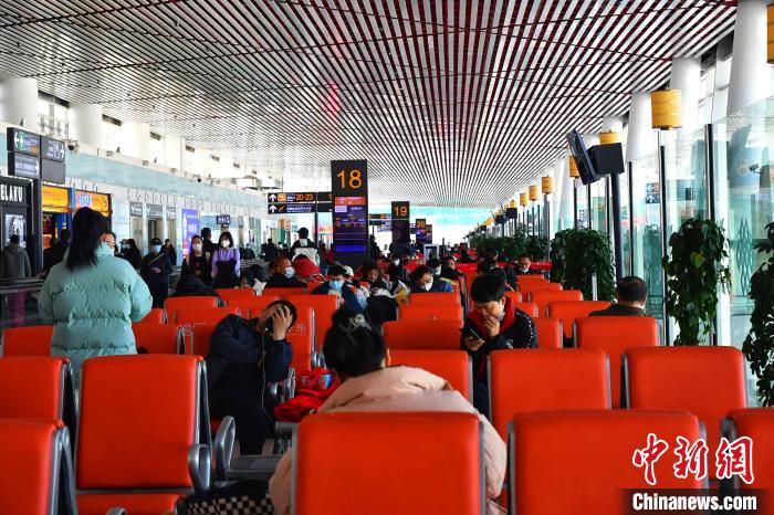 圖為旅客在機場候機室等待登機?！≈芎?攝