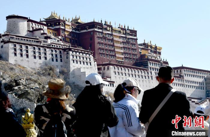 4月17日，游客在拉薩布達(dá)拉宮觀景臺(tái)拍照留念?！±盍?攝
