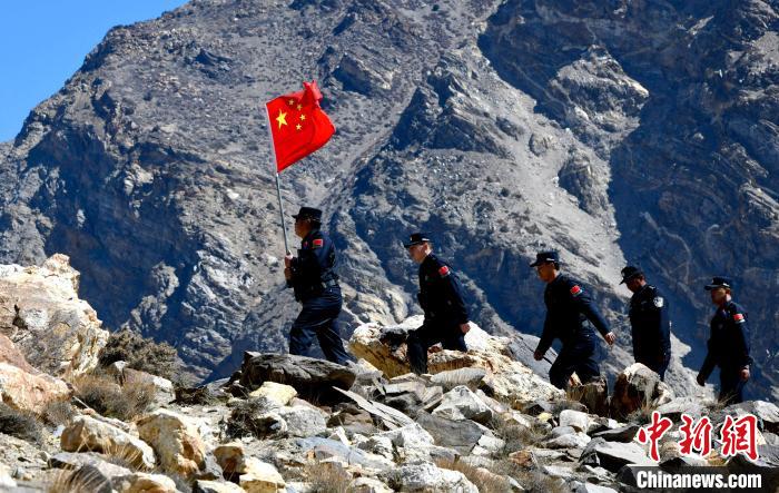 底雅邊境派出所民警夏永軍(左一)在巡邏中?！±盍?攝