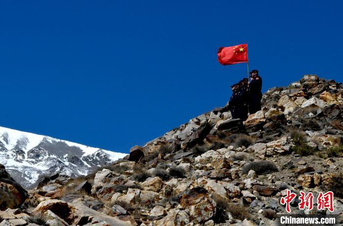 底雅邊境派出所民警夏永軍(右一)在巡邏中。　李林 攝