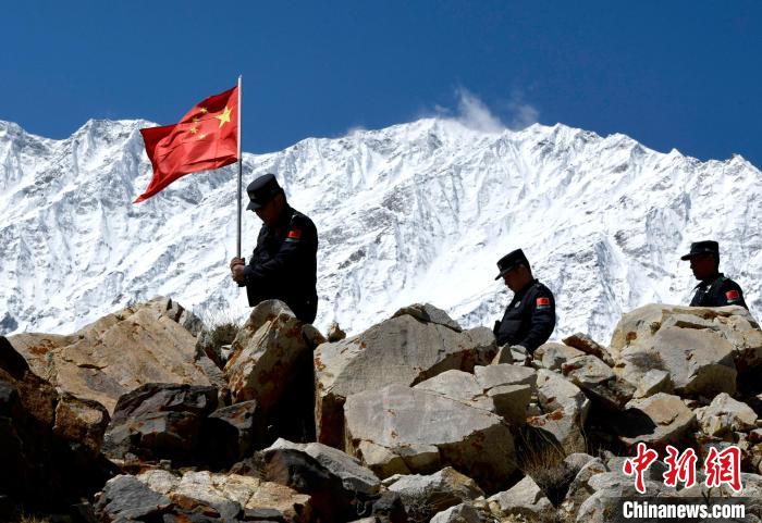底雅邊境派出所民警夏永軍(左一)在巡邏中。
