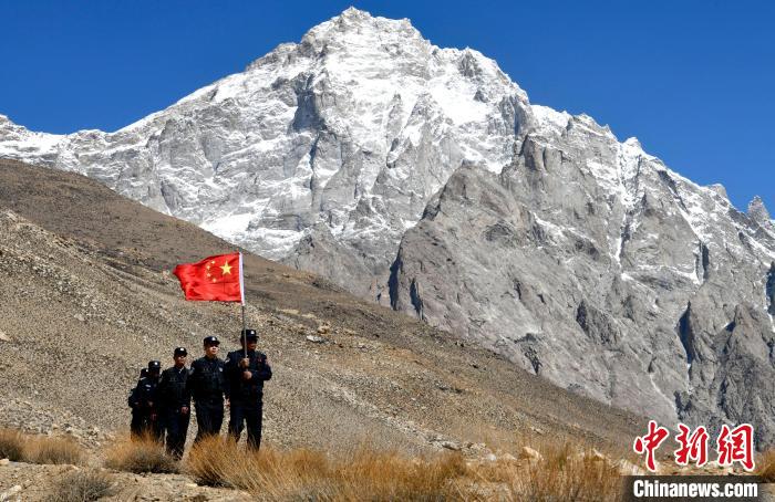 底雅邊境派出所民警夏永軍(右一)在巡邏中。　李林 攝