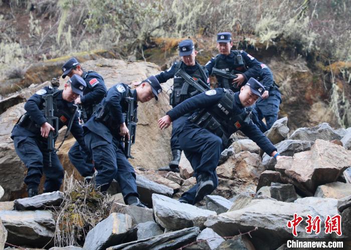 山南邊境管理支隊玉麥邊境派出所民警在邊境巡邏途中穿過亂石區(qū)?！∴嶇?攝