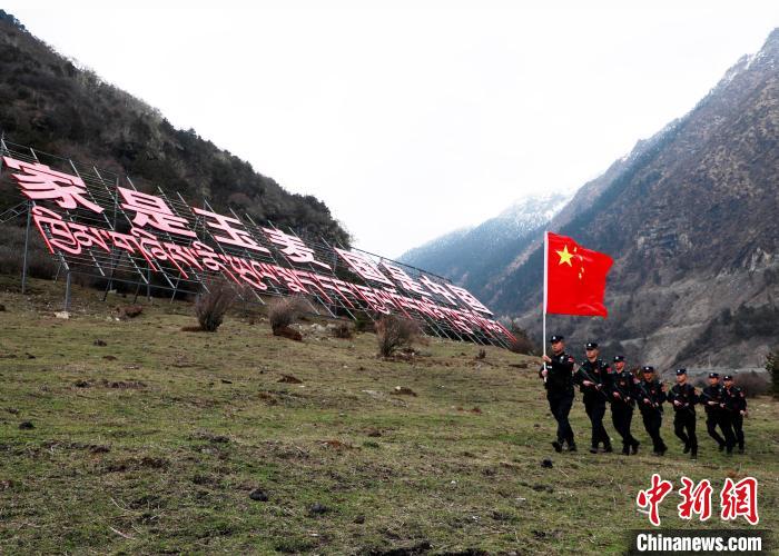 山南邊境管理支隊玉麥邊境派出所民警在轄區(qū)開展巡邏?！∴嶇?攝
