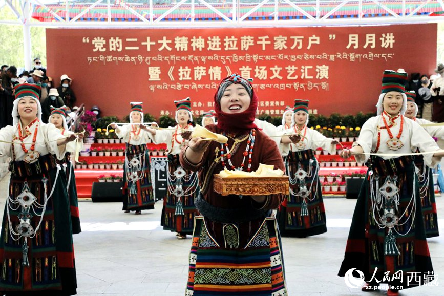 女子群舞《拉拉脫貧之路》。人民網(wǎng) 次仁羅布攝